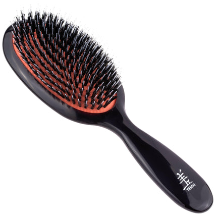 Yento medium brush made of natural boar bristles and nylon.